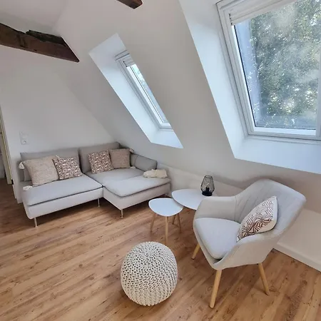 아파트 Lichtdurchflutete Dachgeschosswohnung Mit Charme *