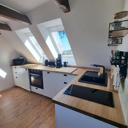 아파트 Lichtdurchflutete Dachgeschosswohnung Mit Charme