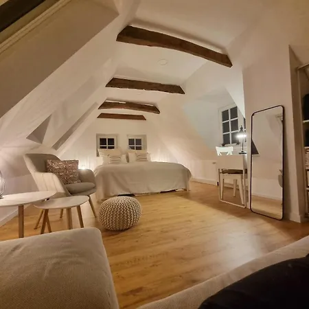 Lichtdurchflutete Dachgeschosswohnung Mit Charme *