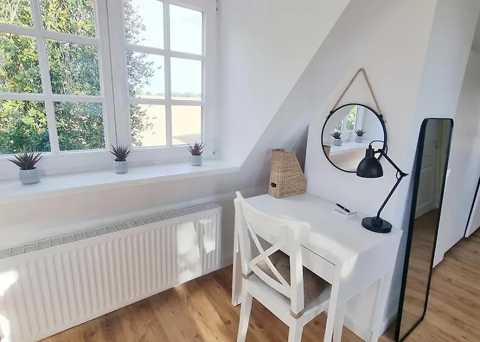 Lichtdurchflutete Dachgeschosswohnung Mit Charme *