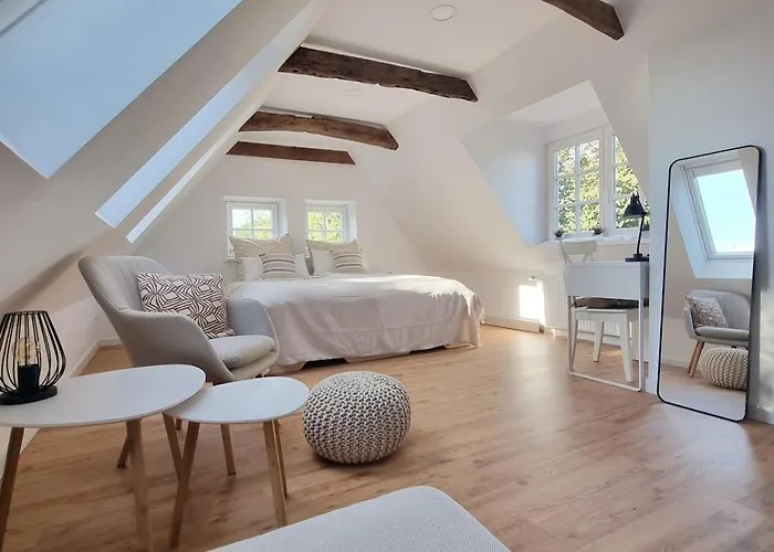 Lichtdurchflutete Dachgeschosswohnung Mit Charme Апартаменты *